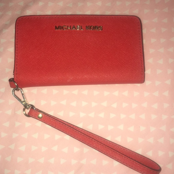 Michael Kors Handbags - Michael Kors Smartphone Wrislet Wallet